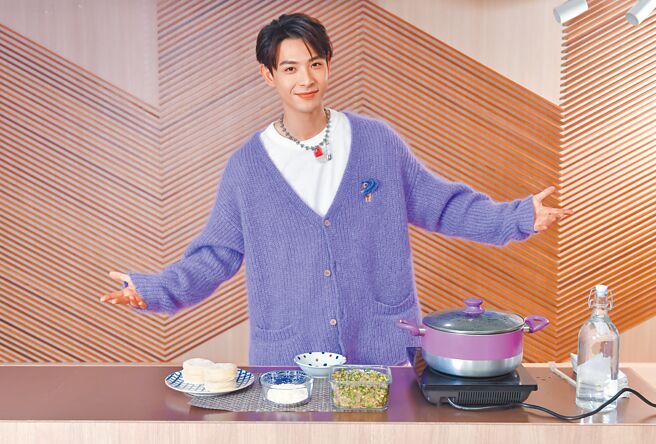 连晨翔亲自下厨为大家示范包饺子。（卢祎祺摄）