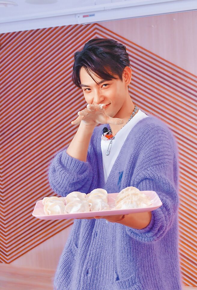 连晨翔对自己包的饺子成品很有信心。（卢祎祺摄）