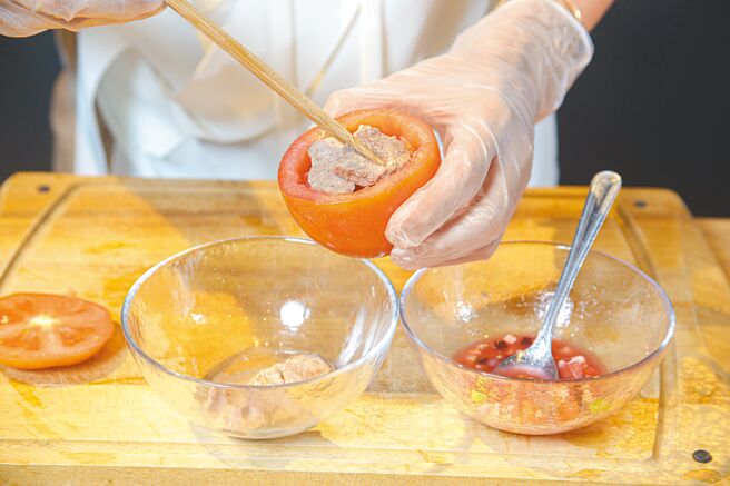 把熟化肉類，放進切開的番茄內。（吳松翰攝）