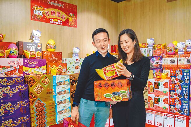 全聯精選超過200款年節禮盒，以休閒餅乾、桶裝堅果、保健營養品等為主，消費者接受度高的休閒食品價格帶在200元至400元間。（全聯提供）