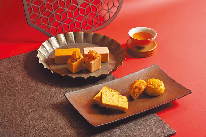《微熱山丘》新年限定包裝禮盒，包含「鳳梨酥蘋果酥禮盒」550元、「鳳梨酥烏龍茶禮盒」820元。（微熱山丘提供）