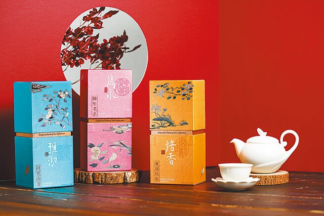 大叶高岛屋的天仁茗茶雅艺采韵，阿里山茶150G、陈年老茶150g、冻顶乌龙茶150g，原价2380元，12日至16日期间限定特价2000元。（大叶高岛屋提供）