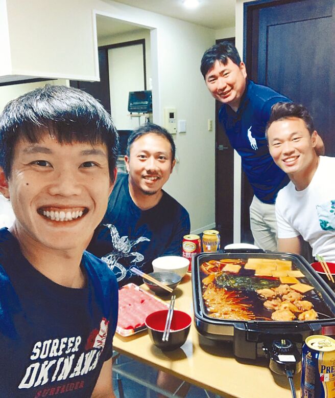 2019年除夕陈冠宇（左一）与李杜轩（左二）、王柏融（右一）等旅日好手在东京吃年夜饭。（陈冠宇提供）