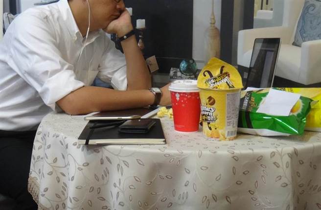 不少外地打拼的人，因為工作緣故，導致除夕夜無法返鄉吃團圓飯，只能買外食繼續努力。(示意圖／本報資料照)