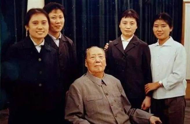 1976年初的除夕夜是他最后一个农历年，当时身边连一个亲人都没有，只有几个工作人员陪伴。（图／网路）