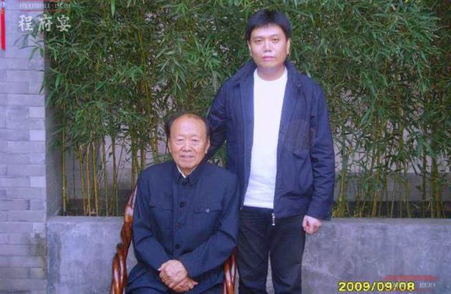 中南海厨师程汝明指出，毛泽东家年夜饭的餐桌没什么特别，红烧肉是毛泽东年夜饭一定要有的菜，不过毛不爱酱油，因此红烧肉只能用糖为肉上色再加盐来代替酱油。图为程汝明(左)与其外孙。（图／网路）