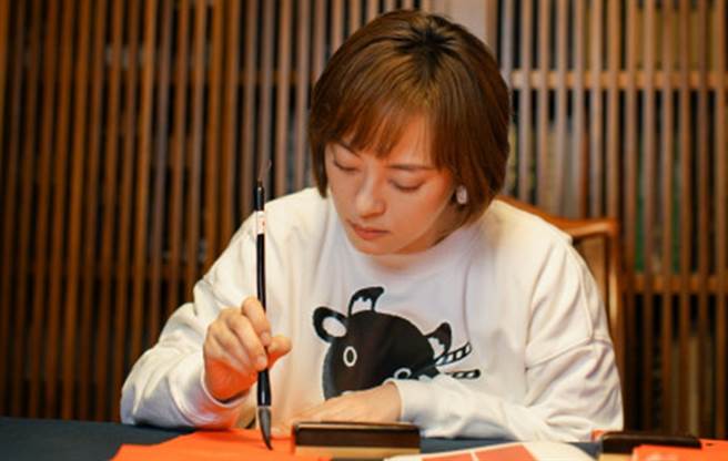 孙俪罕挥毫写春联，美丽的字迹曝光。（图／微博＠小俪同事说）