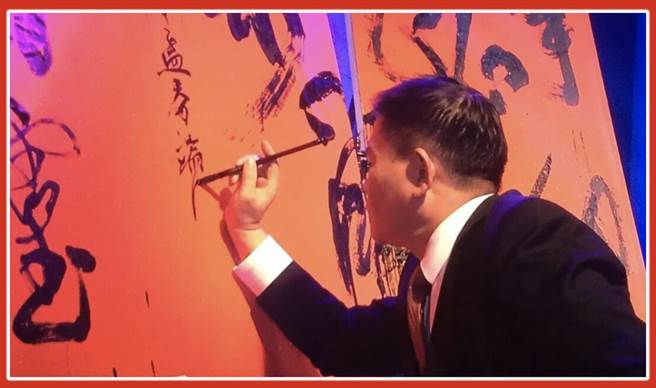 澎恰恰初一到初三會在高雄賣春聯。（圖／FB＠澎恰恰）