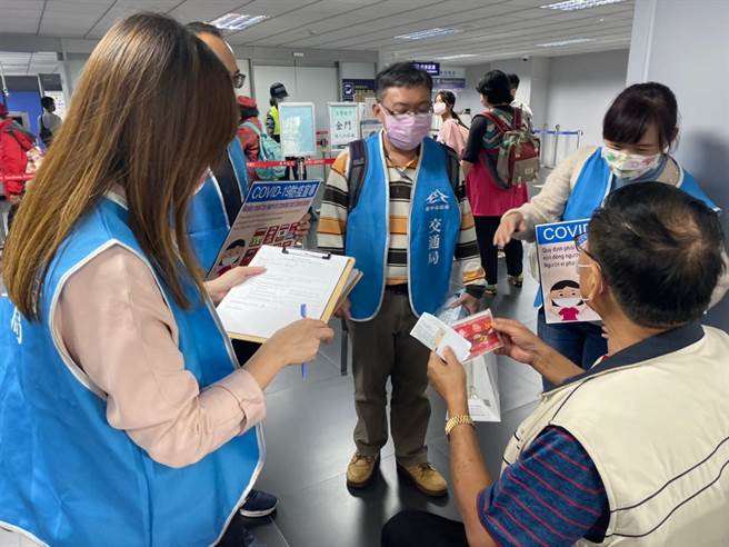 交通局日前至台中国际机场进行防疫稽查，交通局长叶昭甫呼吁民眾进出公眾场所时务必。（交通局提供／陈淑娥台中传真）
