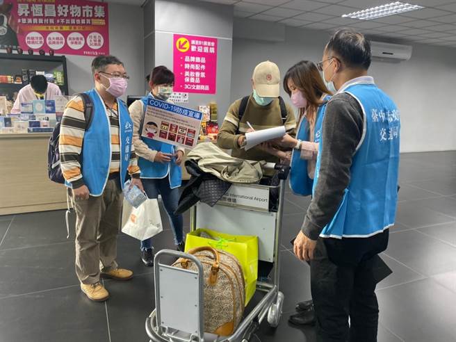 交通局日前配合警察单位前往台中火车站周边进行联合稽查，积极落实春节防疫。（交通局提供／陈淑娥台中传真）