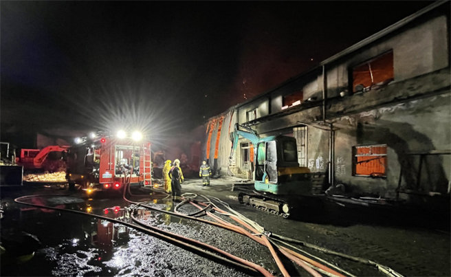 南投竹山一间纸金厂初一凌晨发生大火。（图／民眾提供）