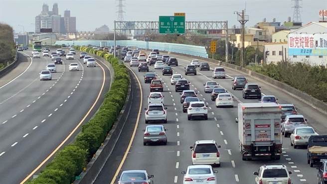 國道一號彰化系統交流道、國三中興系統等都出現車潮，部分路段車速甚至不到40公里，一度成為全台最塞路段。（吳建輝攝）