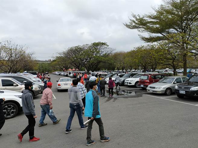 大年初一彰化天氣晴，許多民眾開車出遊，溪州花在彰化一早湧入大批春遊民眾。（吳建輝攝）