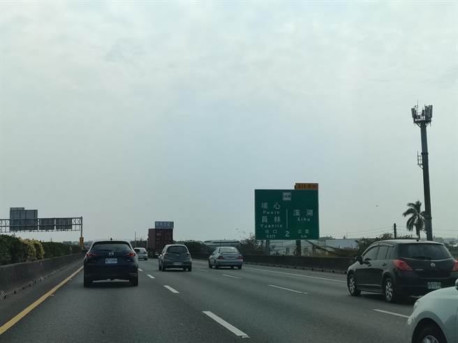 國道警方提醒，駕駛應該保持行車距離，並隨時注意最新路況資訊，也可上1968查詢最新路況。（吳建輝攝）