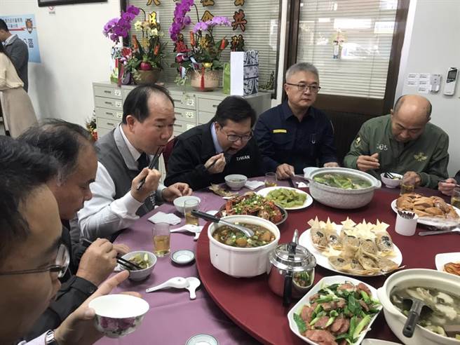 鄭文燦親下廚慰勉警察氣氛熱鬧。（警方提供／呂筱蟬桃園傳真）