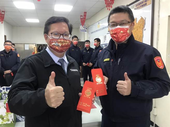 鄭文燦親下廚慰勉警察氣氛熱鬧。（警方提供／呂筱蟬桃園傳真）