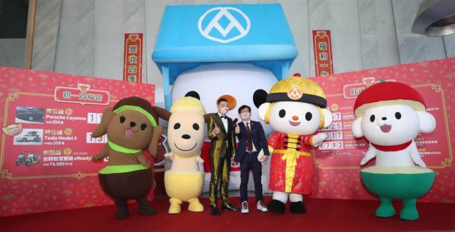 全联12日大年初一早上一开始营业，贩售专有的福袋，吸引民眾抢购。当日下午就在全联总部，由全联先生（左）主持直播抽出12组中奖序号，让民眾零时差观看抽奖，立即知道中奖情况。（郑任南摄）