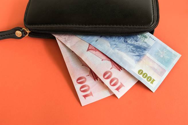 一位台北外食女透露2天就能用完一张千元大钞，引起网友热议。（示意图／达志影像）