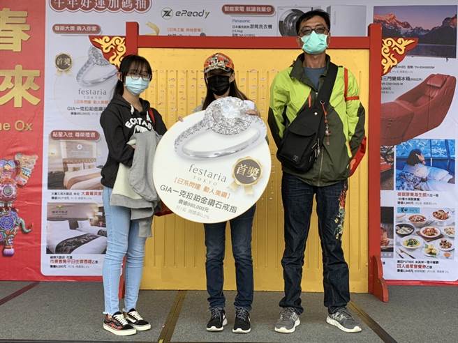 这一家人两续两年抽中新光三越福袋钻戒首奖。（新光三越提供／陈淑娥台中传真）
