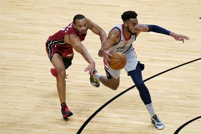 巫师前锋布朗(右)持球进攻。（美联社资料照）