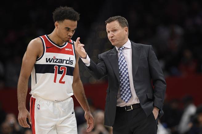 巫师队后卫罗宾生(左)与总教练交谈。（美联社资料照）