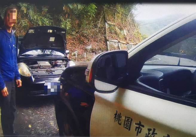 春節出遊車沒電警協助遊客繼續行程。（警方提供／呂筱蟬桃園傳真）