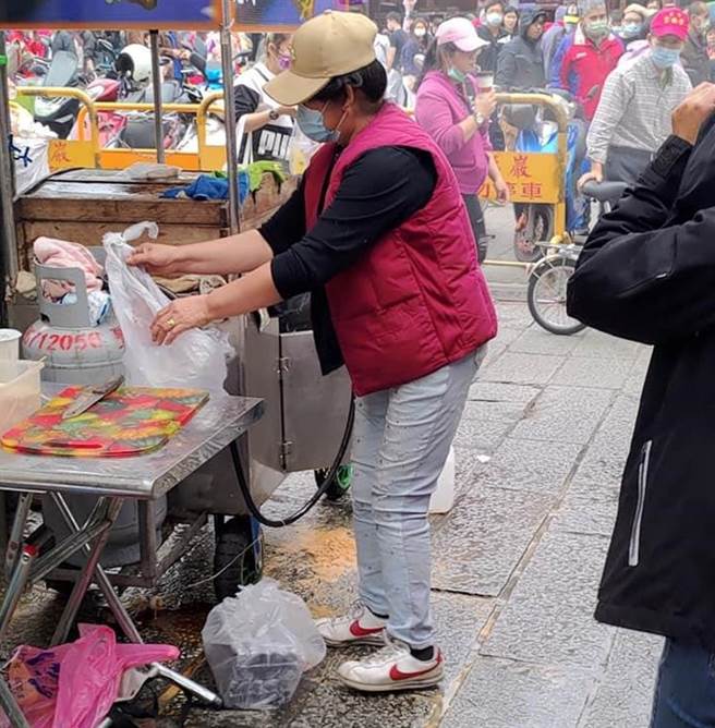 三峽老街攤販疑瓦斯氣爆竄火球 ，2人燒燙傷。（翻攝自臉書我是三峽人／許哲瑗新北傳真）