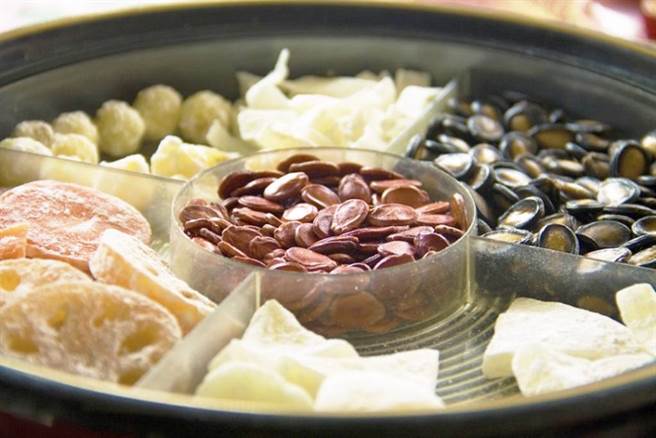 过年狂嗑瓜子、坚果小心胖！「爆油零嘴」曝光...百分之90都是油。(图/常春月刊提供)