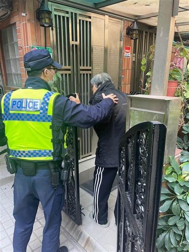 士林警分局兰雅所员警协助90多岁老人返家。（图：士林警分局提供）