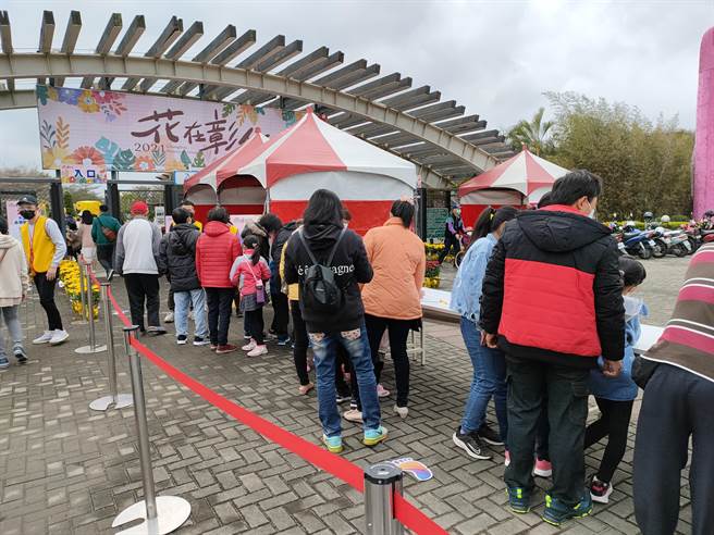 民眾在进入溪洲公园内时，必须先实名制登记，不管是条码扫描、身分证登记，或是纸本登记，才能会进行量测体温及消毒的动作。 (吴建辉摄)