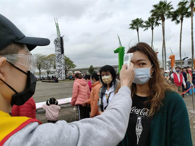 登记结束后的民眾，还必须配合量测体温、酒精消毒等动作，才能进入溪州公园。(吴建辉摄)