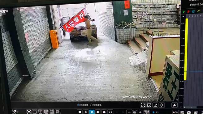 南市发生一起因产权引起的停车纠纷，大楼住户不满拦车并趴在引擎盖上，轿车驾驶竟连人带车开了近300公尺远，才结束这场闹剧，场面相当惊悚。（读者提供／庄曜聪台南传真）