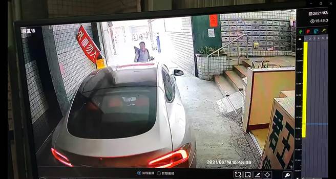 南市发生一起因产权引起的停车纠纷，大楼住户不满拦车并趴在引擎盖上，轿车驾驶竟连人带车开了近300公尺远，才结束这场闹剧，场面相当惊悚。（读者提供／庄曜聪台南传真）