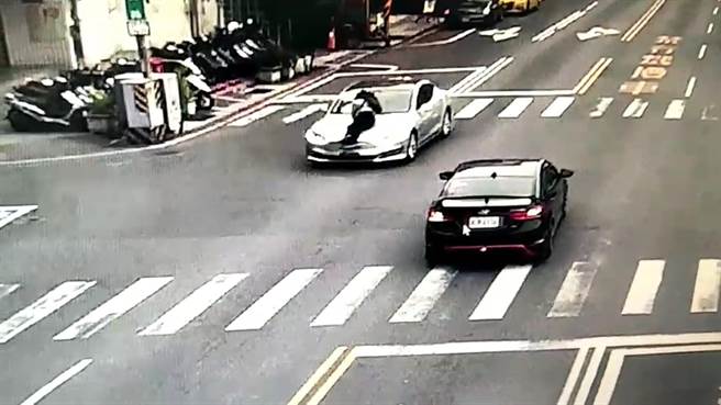 南市发生一起因产权引起的停车纠纷，大楼住户不满拦车并趴在引擎盖上，轿车驾驶竟连人带车开了近300公尺远，才结束这场闹剧，场面相当惊悚。（读者提供／庄曜聪台南传真）