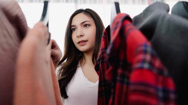 运势命理网站「生肖运势天天看」分享，穿衣服时除了要注意整洁卫生，还要注意款式风水禁忌。（示意图／shutterstock）