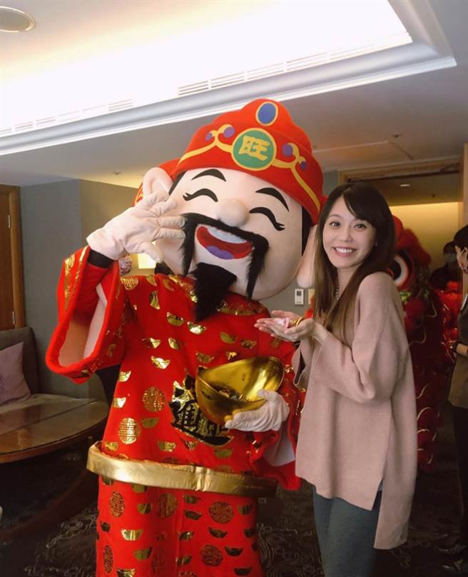 最近陈园淳惊喜晒大肚照，公开自己怀孕的喜讯，还自曝腹中胎儿性别，让她期待当「牛妈妈」。(图/ 摘自年代新闻陈园淳脸书)