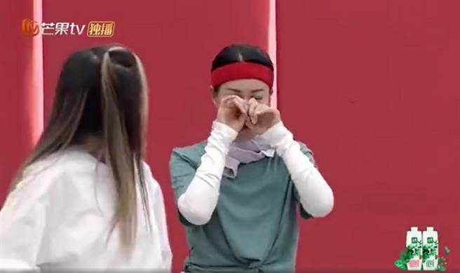 考核前那英就緊張到快哭出來。(圖/ 摘自《乘風破浪的姐姐2》微博)