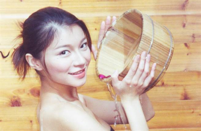 李靖因拍摄全裸写真爆红。(图／本报系资料照)