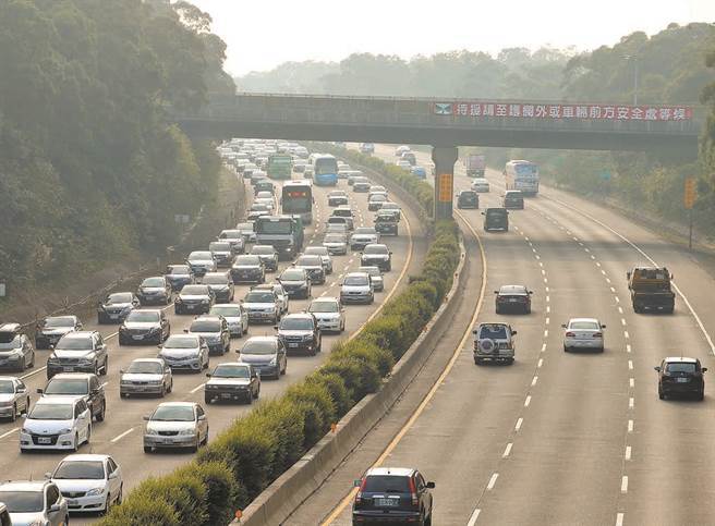 初二国道车潮涌现，南下数路段壅塞。(图／本报资料照)