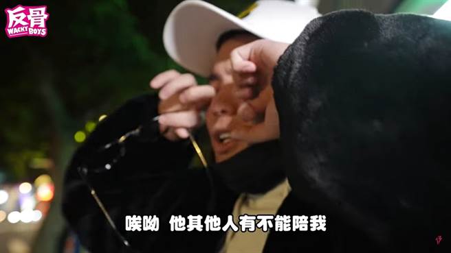 孫生的媽媽因精神疾病慣性偷竊，日前他親自將媽媽送警局。(圖/ 摘自反骨男孩YouTube影片)