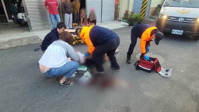 台南市官田区昨天下午传出兄持镰刀砍杀弟弟的案件，现场血迹斑斑。（读者提供／庄曜聪台南传真）