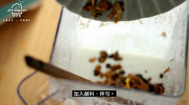 炒香的咸料一起拌匀