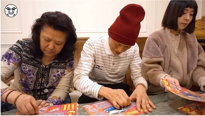 家人爱刮！他花36000买整本刮刮乐！爸爸狂中笑嗨嗨！