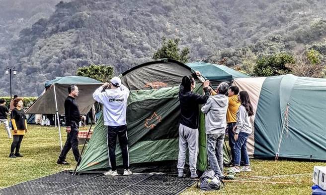 程金兰》大年初一大雪山露营嚐鲜！（图／作者提供）