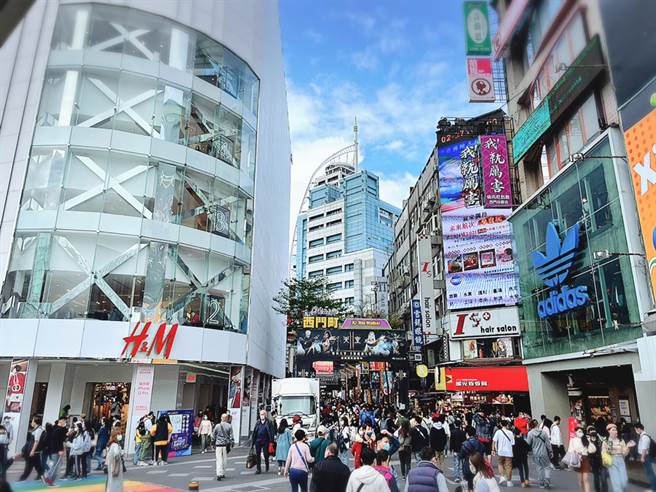 大年初一年輕人聖地擠爆 今年邁向百年。（圖／愛傳媒提供）