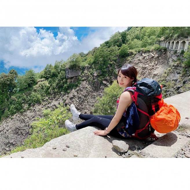 個性陽光的曹女也愛登山，常和友人一起登山怡情。（圖／翻攝曹女臉書）