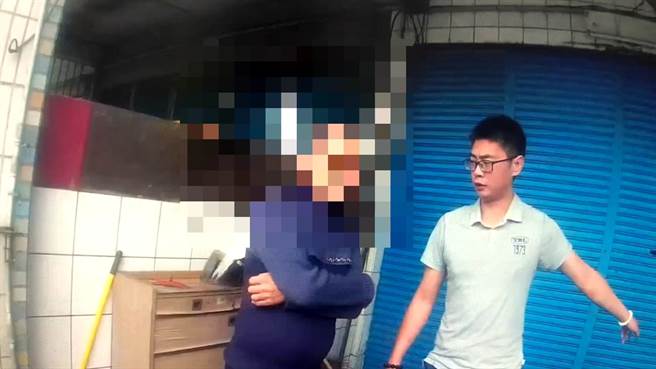 宜蘭縣警察局三星分局大洲派出所所長周名鴻（右）在休假期間，發現返家過年的吳姓通緝犯後，通知所內執勤同仁逮獲。（翻攝照片／李忠一宜蘭傳真）