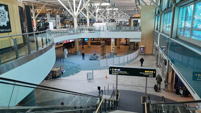 圖為施工中的溫哥華機場入境檢疫區。（中華航空提供／林周義台北傳真）