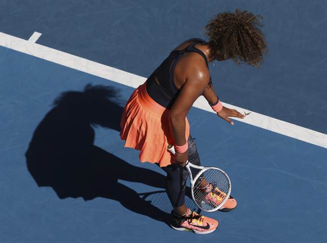 大坂直美發球時，一隻蝴蝶不斷纏著她。（美聯社資料照）