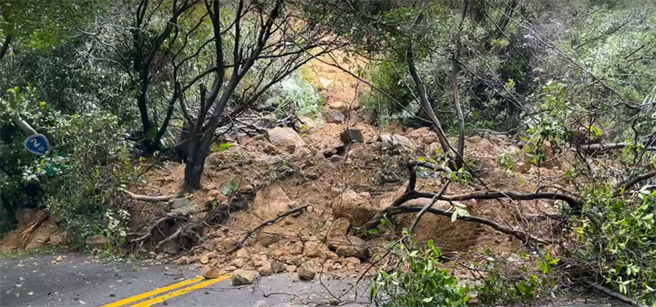 台北市陽金公路台2甲線11公里今上午9時許發生土石崩落意外，交通部公路總局目前已封閉雙向道路，避免交通意外發生。（民眾提供／蔡雯如新北傳真）